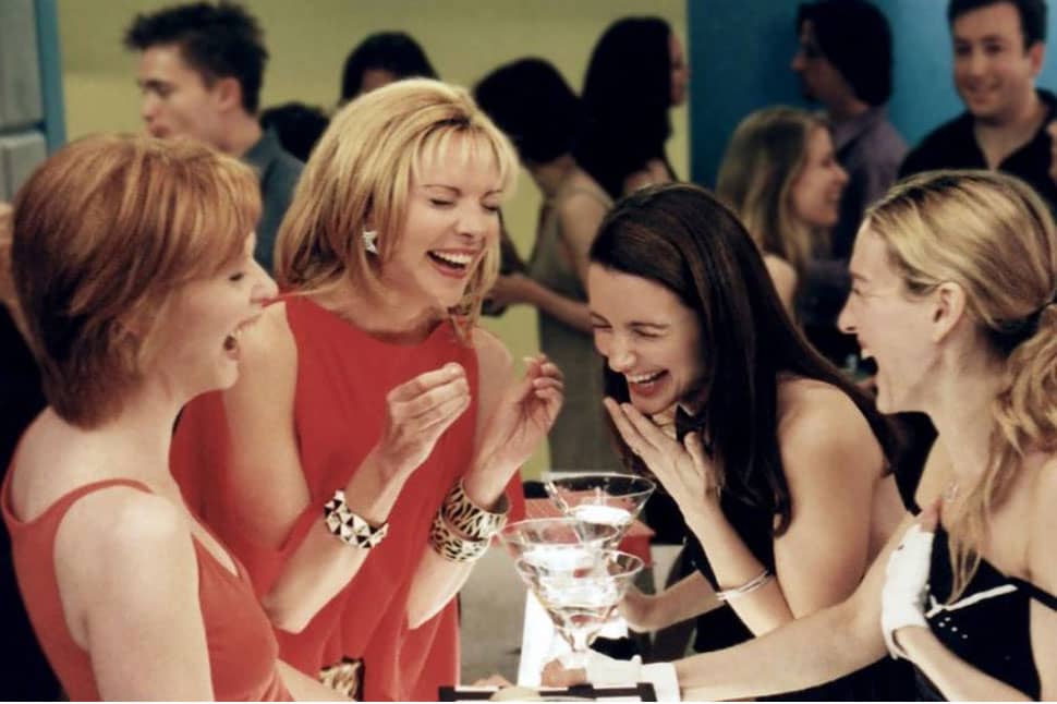 Carrie Bradshaw et ses copines de Sex and The City s'extasient devant un cosmopolitan cocktail
