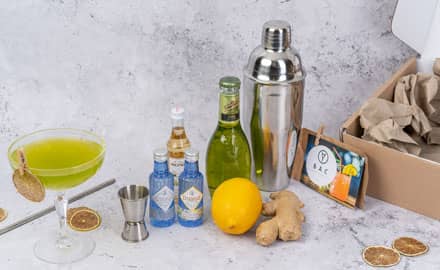 set cocktail avec un shaker et les ingrédient pour réaliser une recette