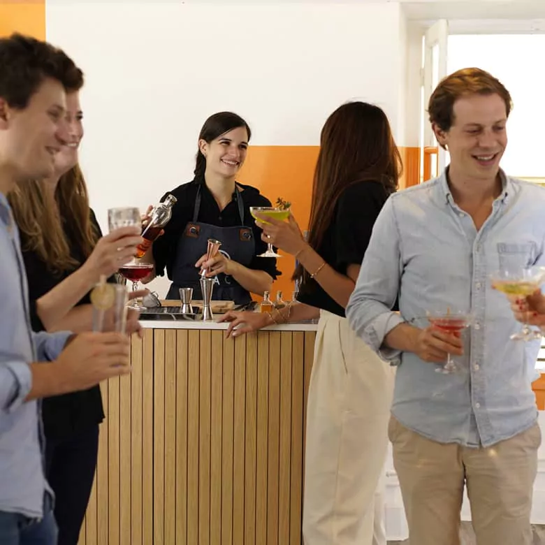 des collègues boivent un cocktail ensemble lors d'un afterwork à Paris